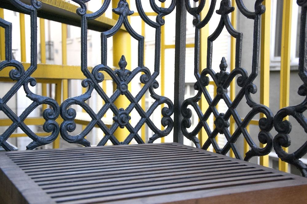 I'zaz Loft w/ Balcony 11