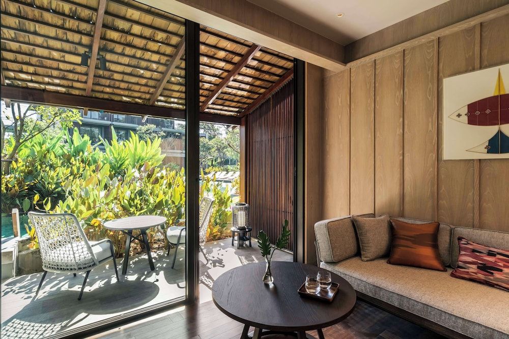 Deluxe Room, 1 King Bed, Pool Access