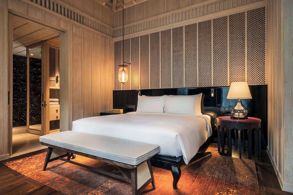 Suite, 1 King Bed (Beachfront)
