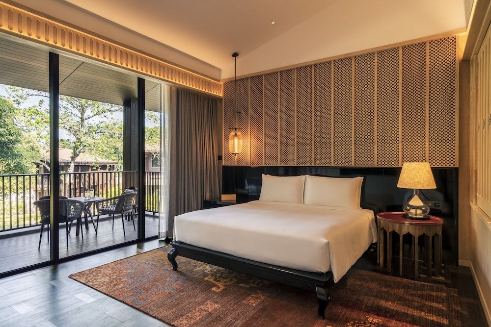 Suite, 1 King Bed, Garden View