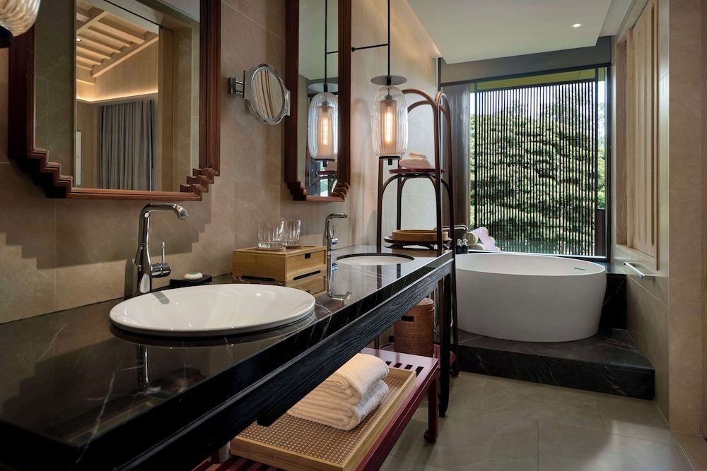 Room, 1 King Bed (with Roof Garden)