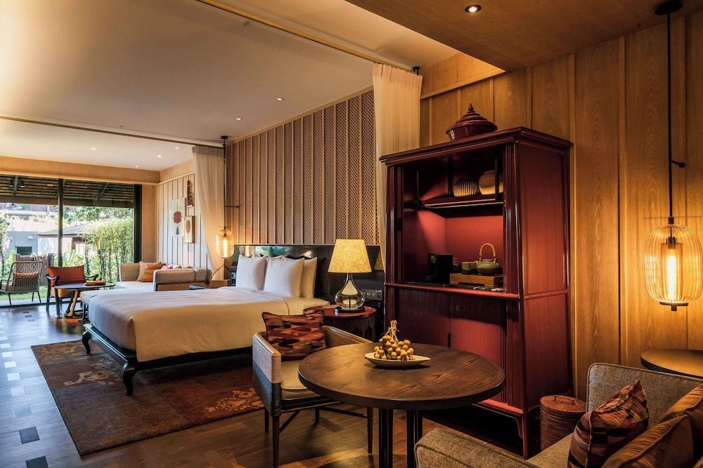 Deluxe Room, 1 King Bed, Garden View