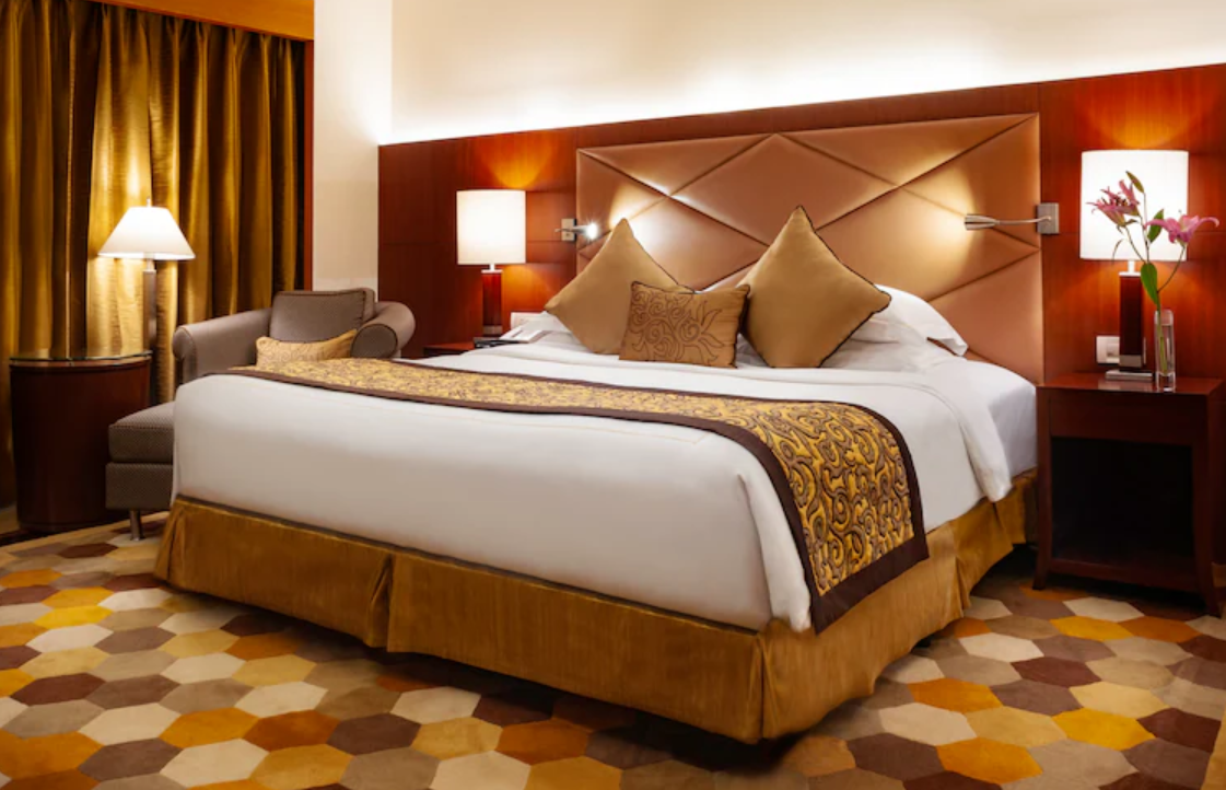 Luxury Suite Queen Bed with Lounge Access