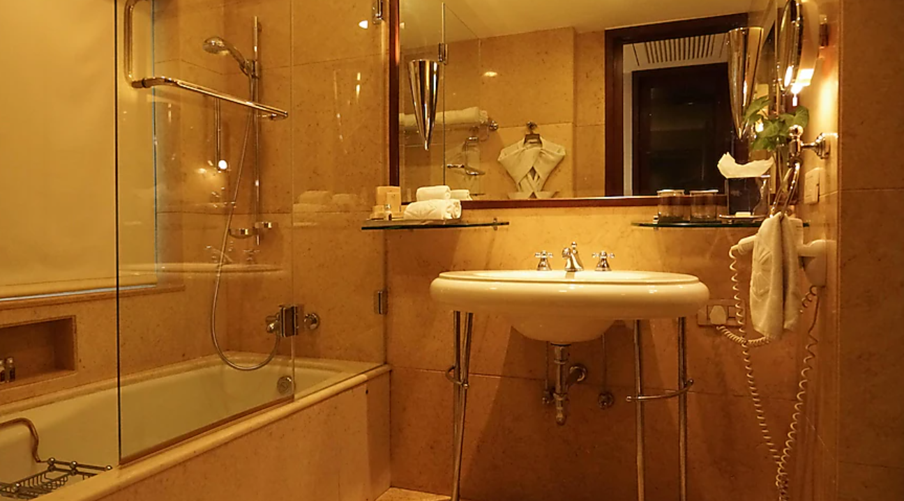 Luxury Suite Queen Bed with Lounge Access