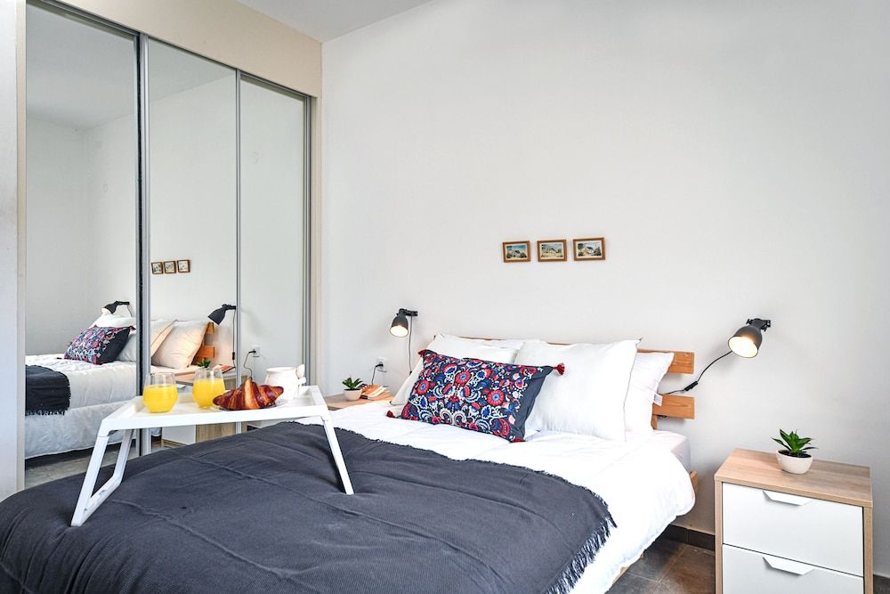 Quiet Street In A Central Location Apt Apartment, 3 Bedrooms 9