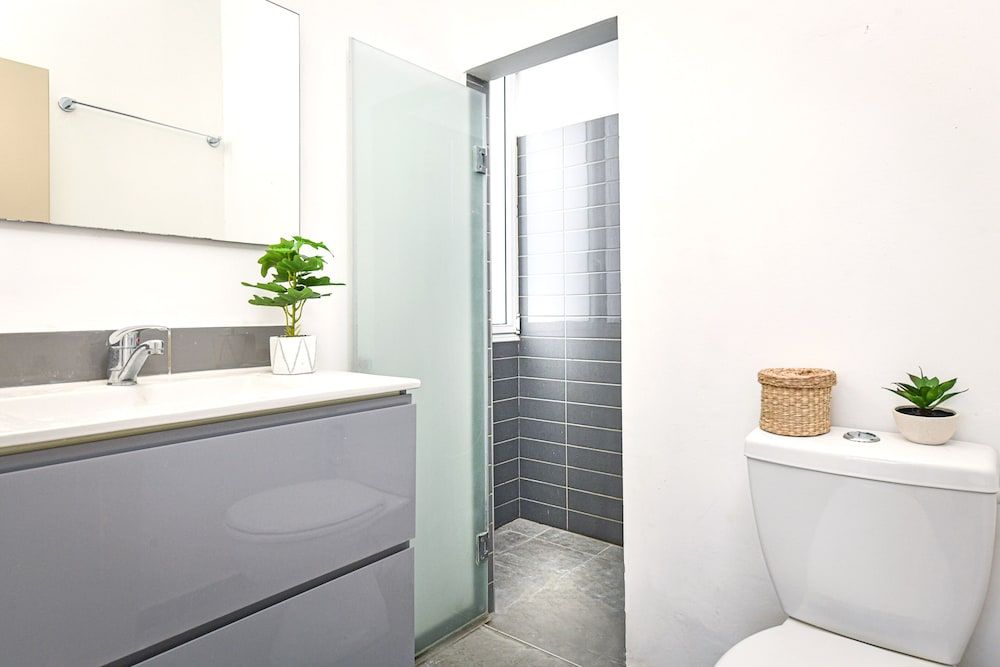 Quiet Street In A Central Location Apt Apartment, 3 Bedrooms 24