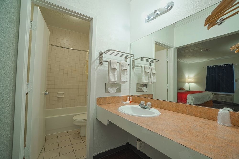 OYO Hotel Kingsville Hwy 77 Room, 1 King Bed 9