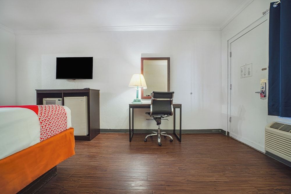 OYO Hotel Kingsville Hwy 77 Room, 1 King Bed 10