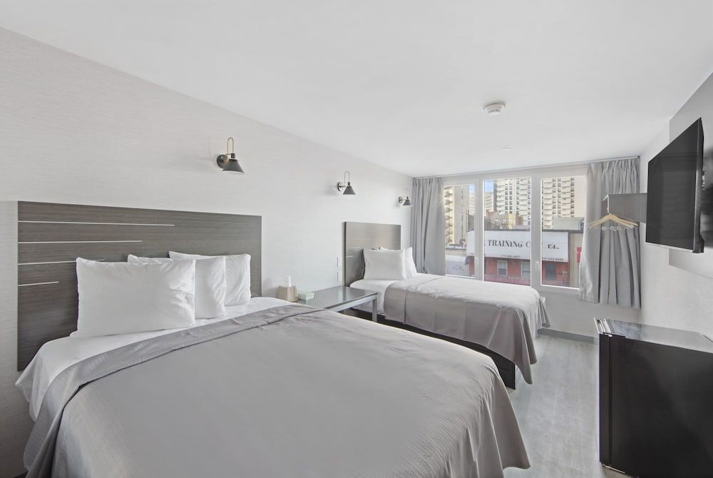 Tremont Hotel Deluxe Double Room 2