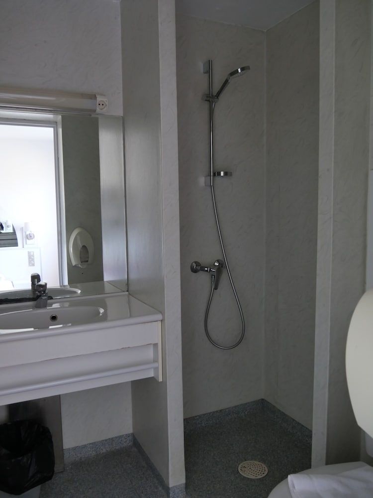 Cit'Hotel Escatel Standard Twin Room, 2 Twin Beds 4