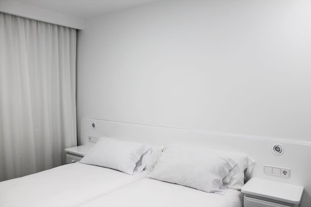 Room (First floor, Zone B)