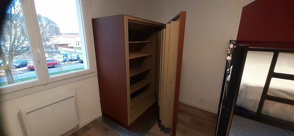 Room (Wanted)