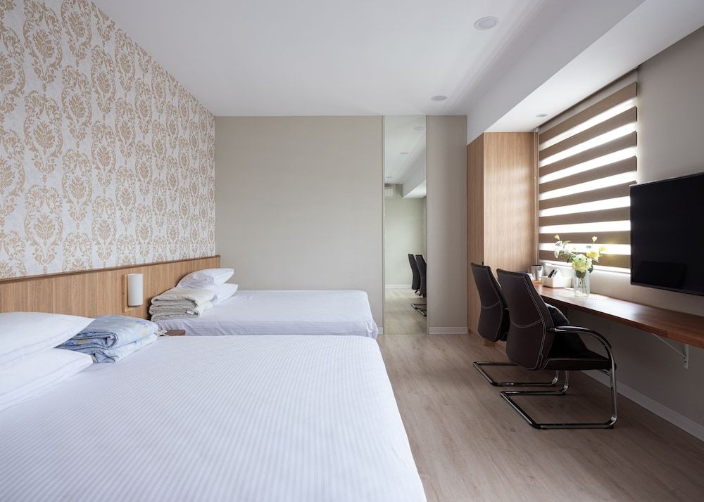 Minzu Hotel Comfort Quadruple Room 2