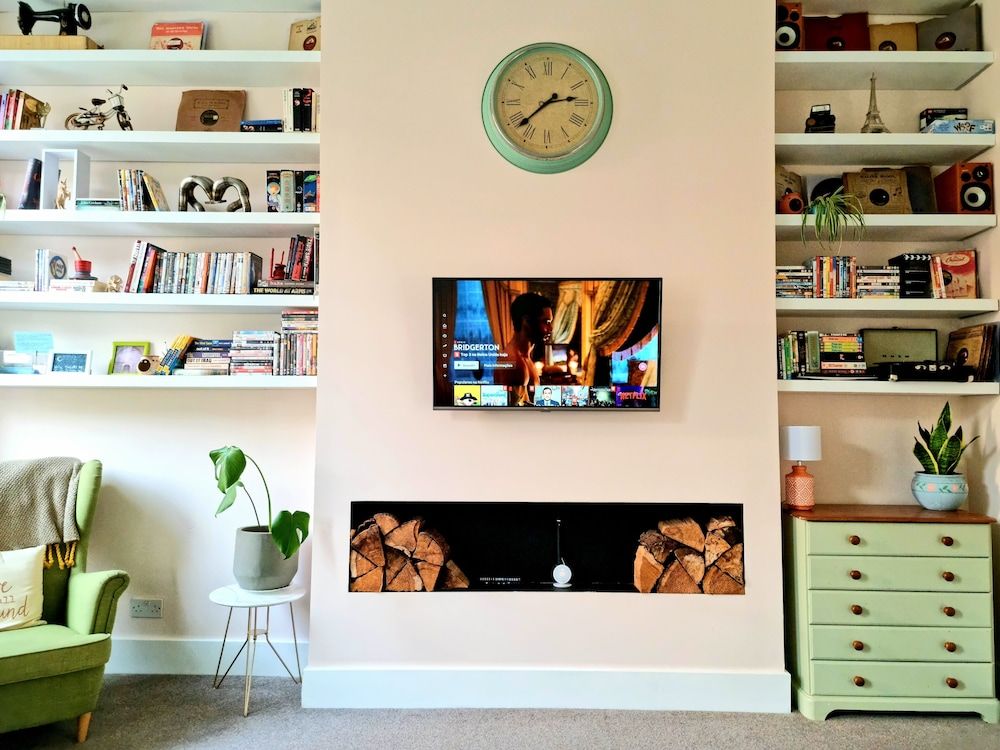 undefined Vibrant Spacious Apartment In West End