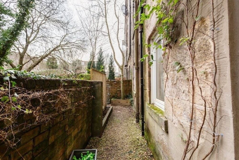 undefined Vibrant Spacious Apartment In West End 3