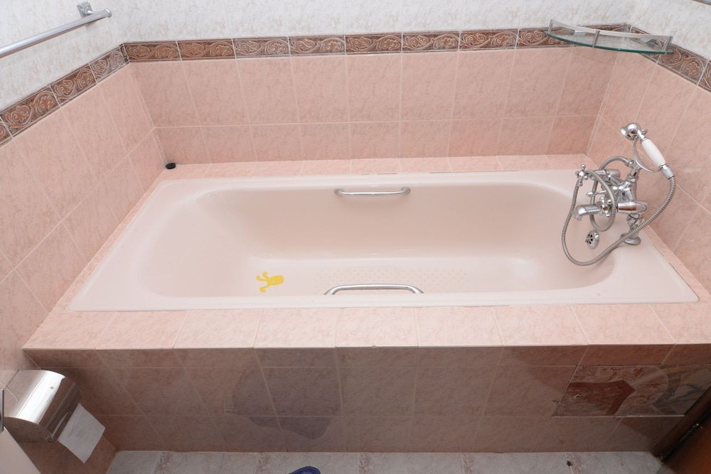 Deep Soaking Bathtub