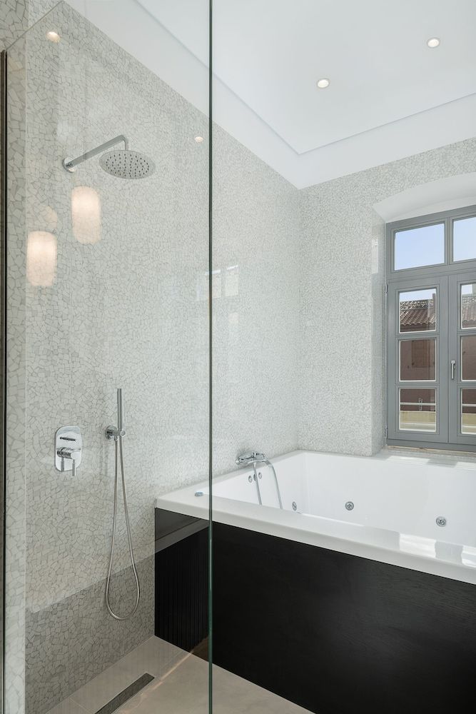 Malmo Historic Hotel Honeymoon Double Room, Hot Tub, City View 6