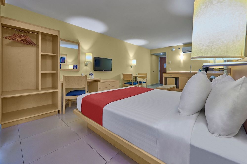 City Express by Marriott Campeche Suite, 1 Queen Bed with Sofa bed 2