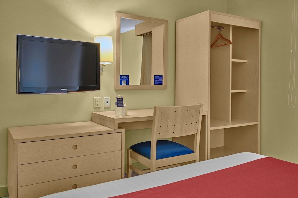 City Express by Marriott Campeche Room, 1 Queen Bed 4