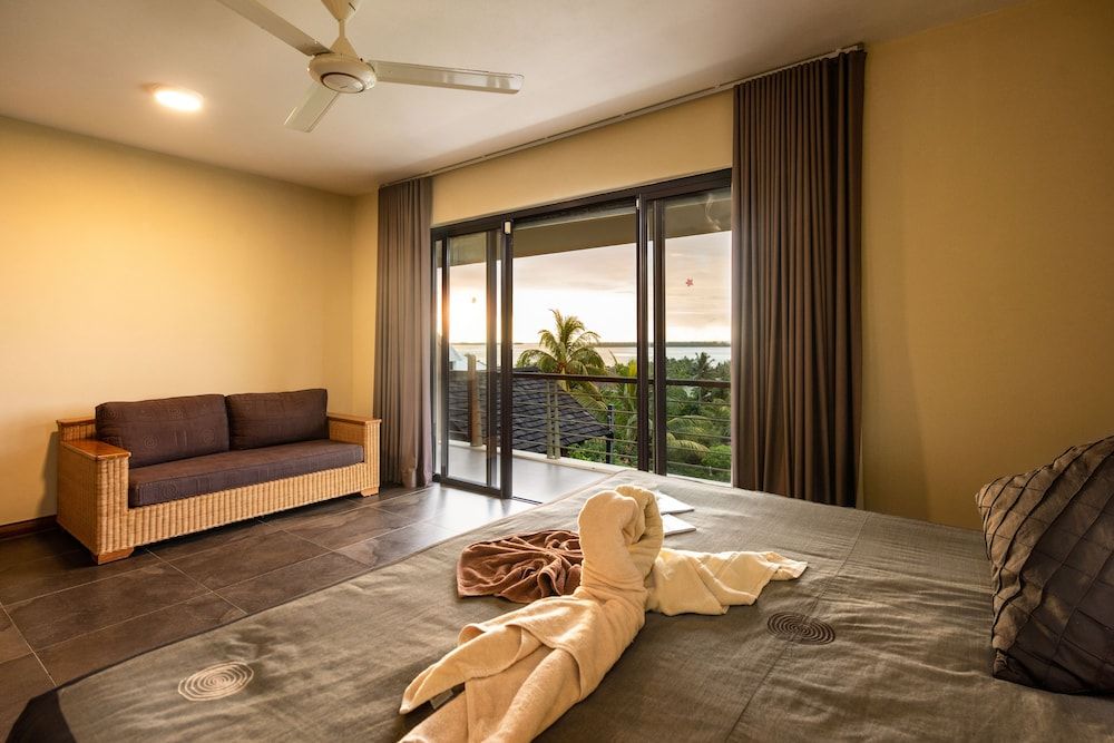 7.Deluxe Ocean & Mountain Front View