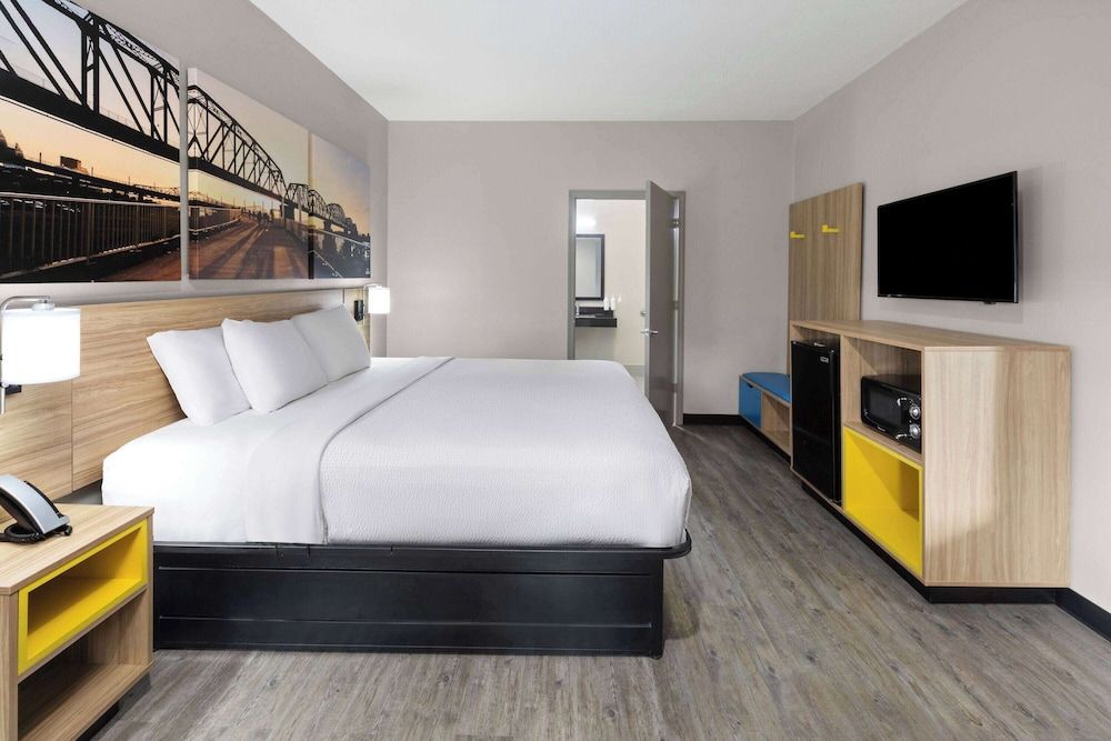 Room, 1 King Bed, Accessible, Non Smoking (Roll-In Shower)