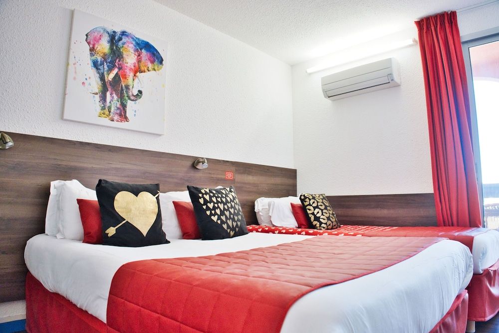 Hôtel des 2 golfs Standard Triple Room, City View