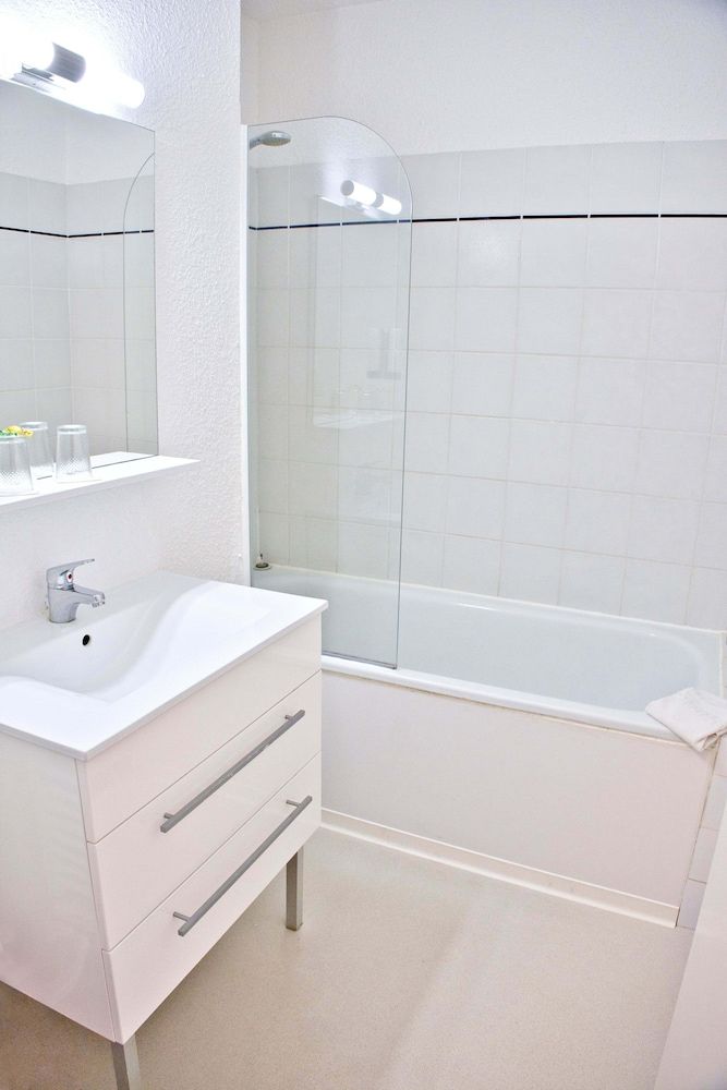 Hôtel des 2 golfs Standard Triple Room, City View 7