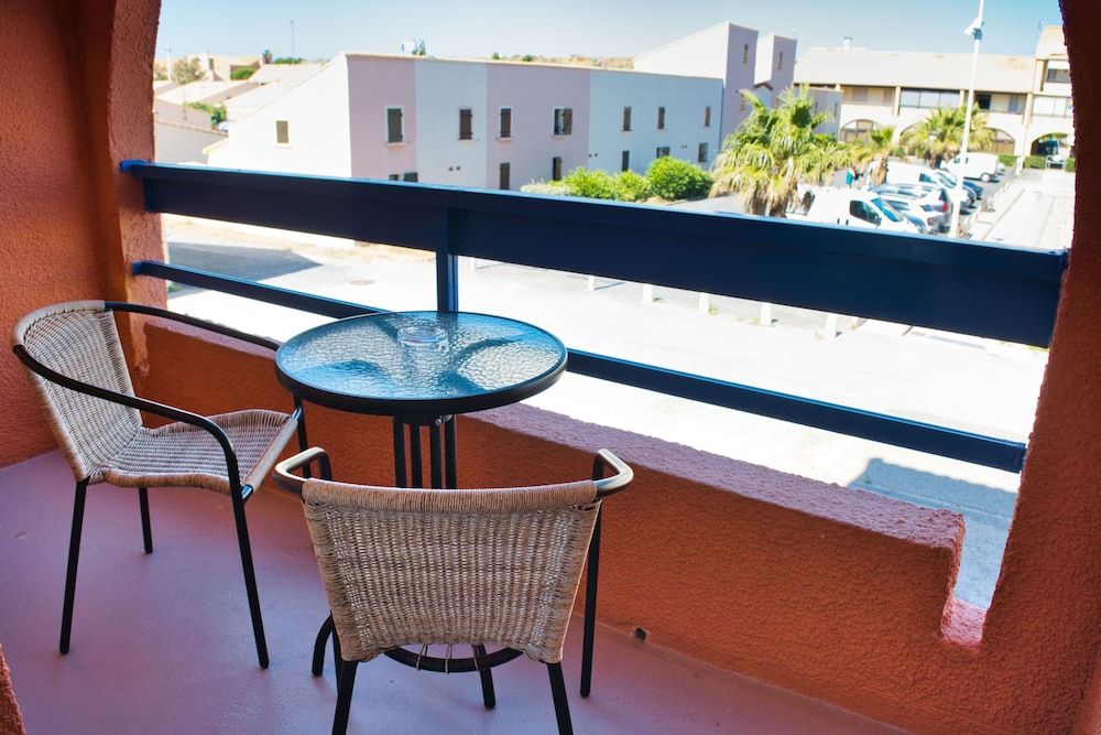 Hôtel des 2 golfs Standard Triple Room, City View 4