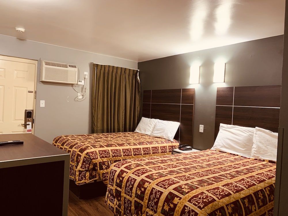Red Carpet Inn Room, 2 Double Beds, Smoking 3