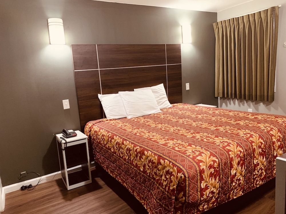 Red Carpet Inn Room, 1 King Bed, Non Smoking