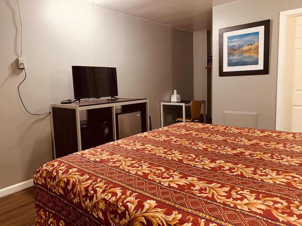 Red Carpet Inn Room, 1 King Bed, Non Smoking 2