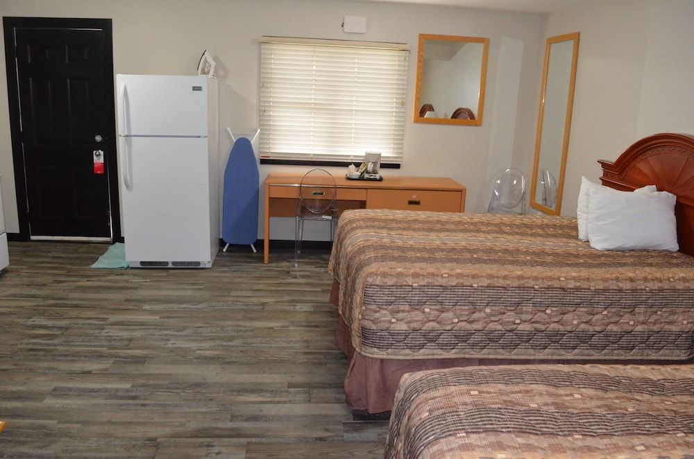 TC Motel Economy Room, 2 Queen Beds, Non Smoking, Kitchen 5