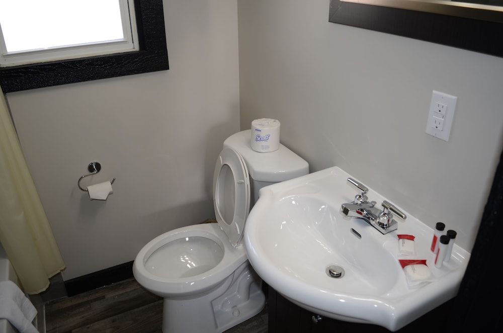 TC Motel Economy Room, 2 Queen Beds, Non Smoking, Kitchen 9