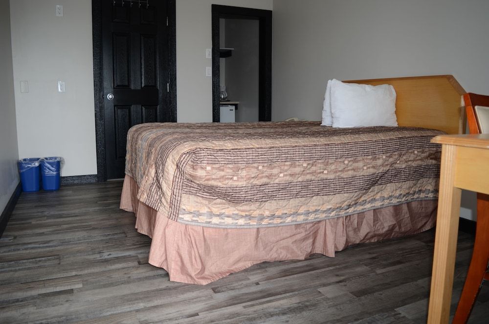 TC Motel Economy Room, 1 Queen Bed, Non Smoking 2