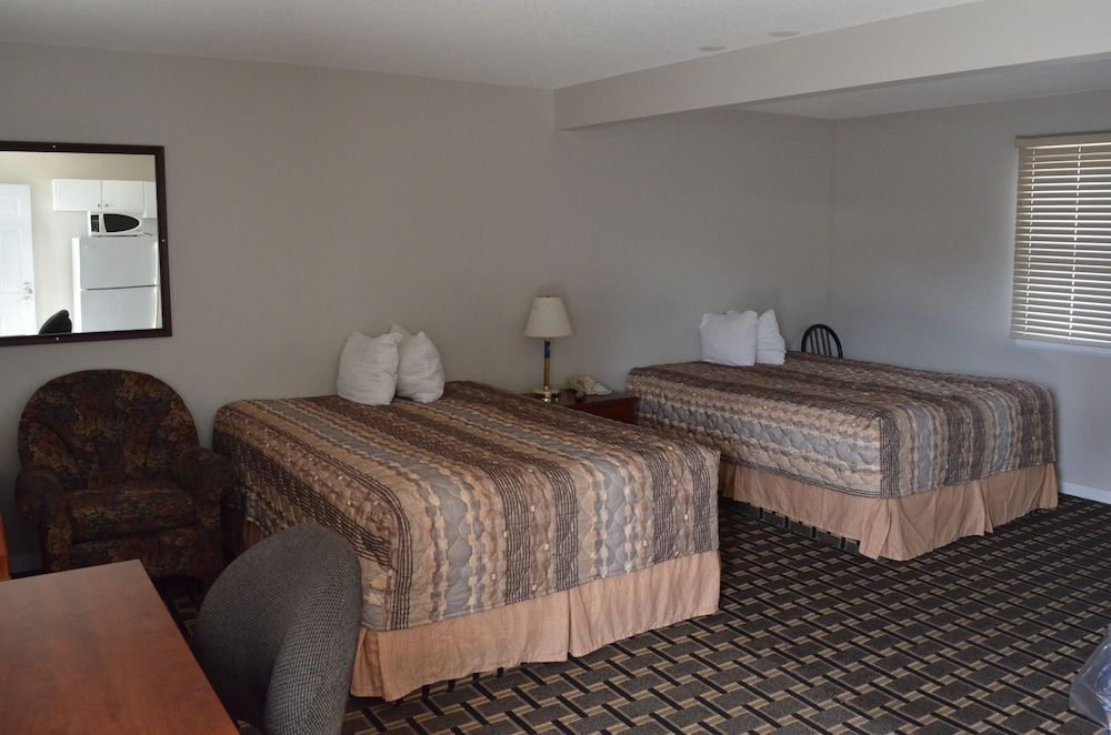 TC Motel Economy Room, 2 Queen Beds, Non Smoking, Kitchen 3