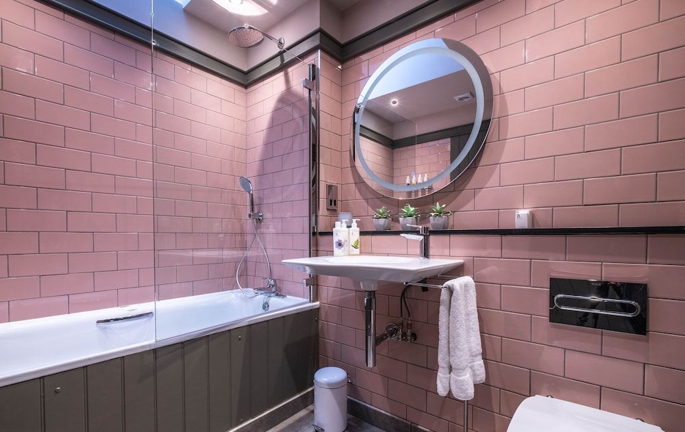 The Three Blackbirds Family Room (Rosehip) 7