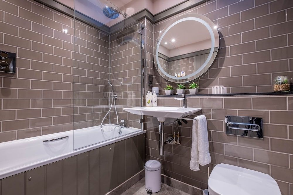 The Three Blackbirds Family Room (Rosehip) 6