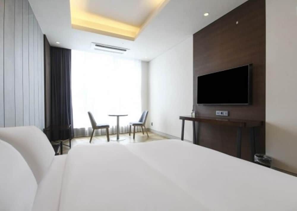 undefined Oia Hotel 4