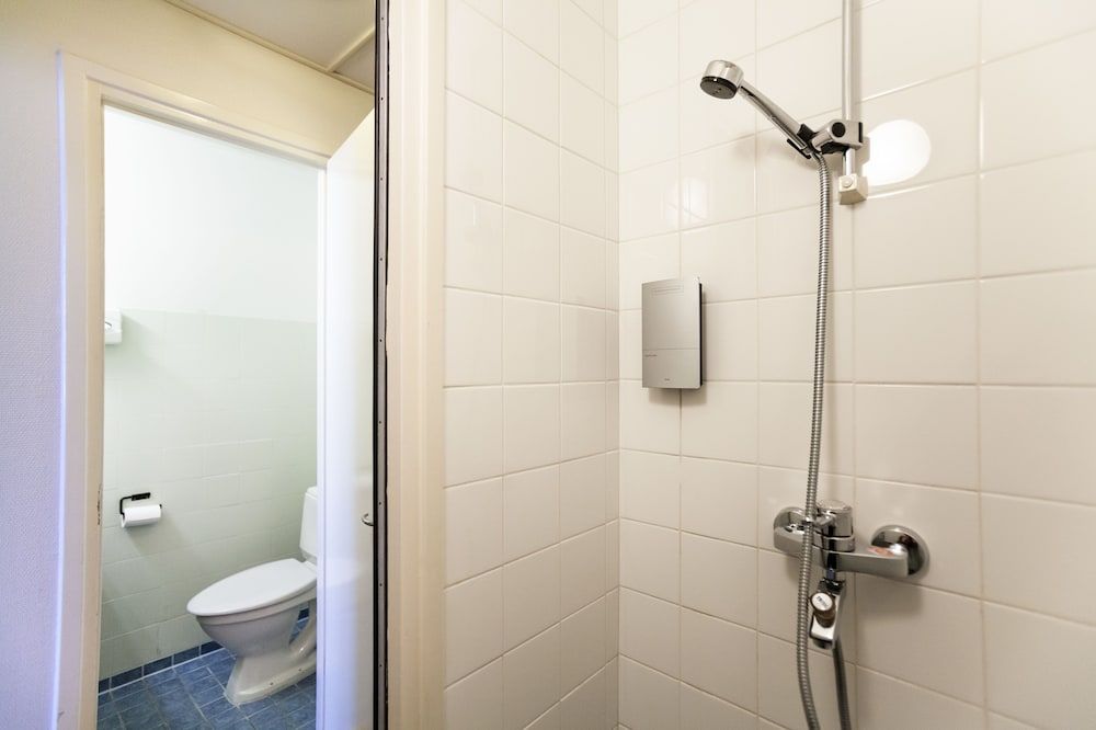 Comfort Guesthouse Economy Double Room, 2 Twin Beds, Non Smoking 9