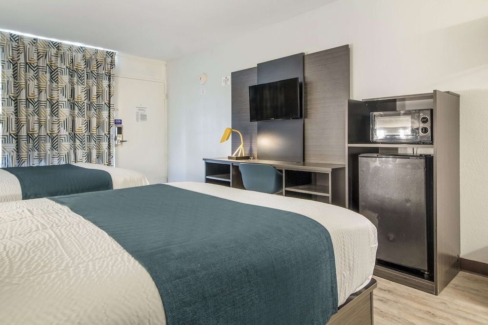 Motel 6 Groves, TX Deluxe Room, 2 Double Beds, Accessible, Non Smoking 6