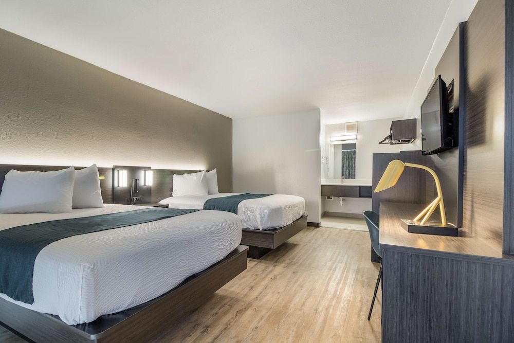 Motel 6 Groves, TX Deluxe Room, 2 Double Beds, Accessible, Non Smoking 3