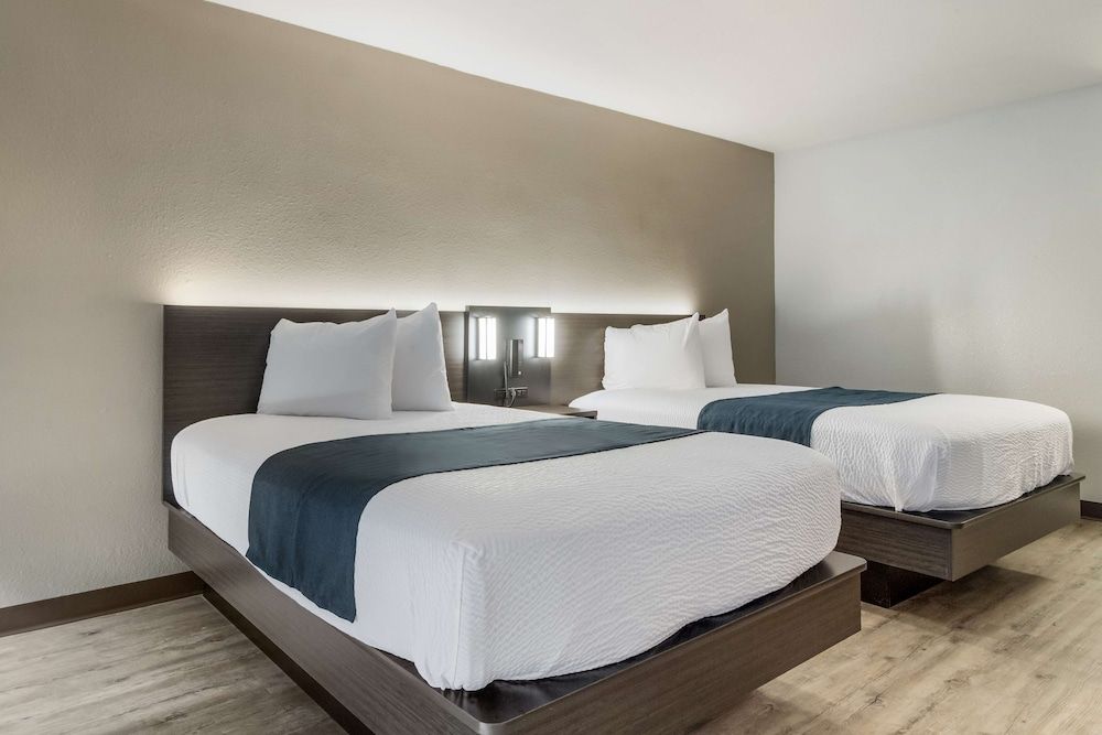 Motel 6 Groves, TX Deluxe Room, 2 Double Beds, Accessible, Non Smoking 4