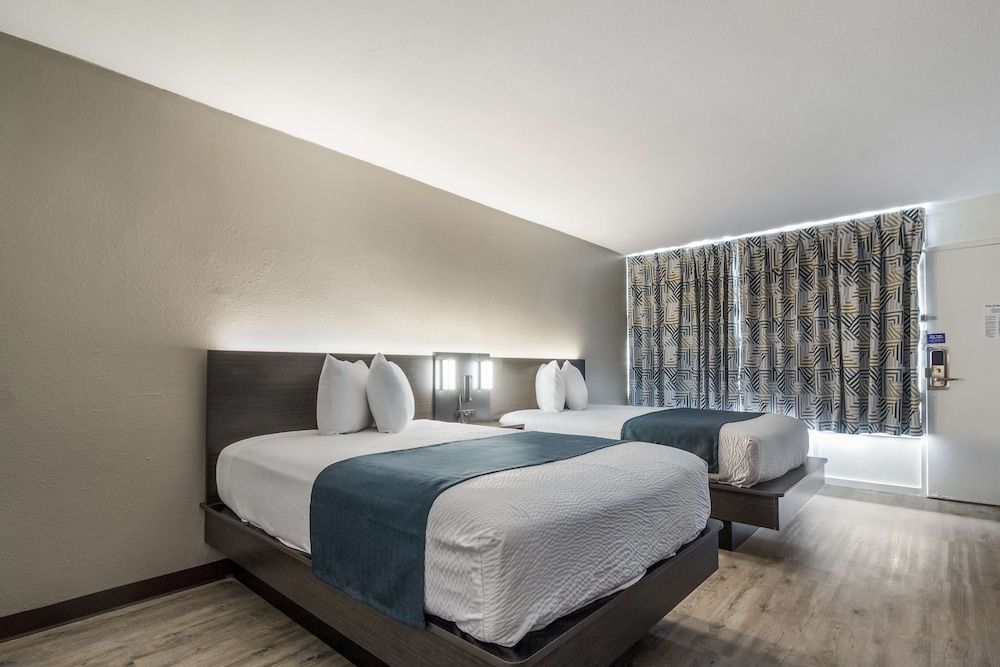 Motel 6 Groves, TX Deluxe Room, 2 Double Beds, Accessible, Non Smoking 8