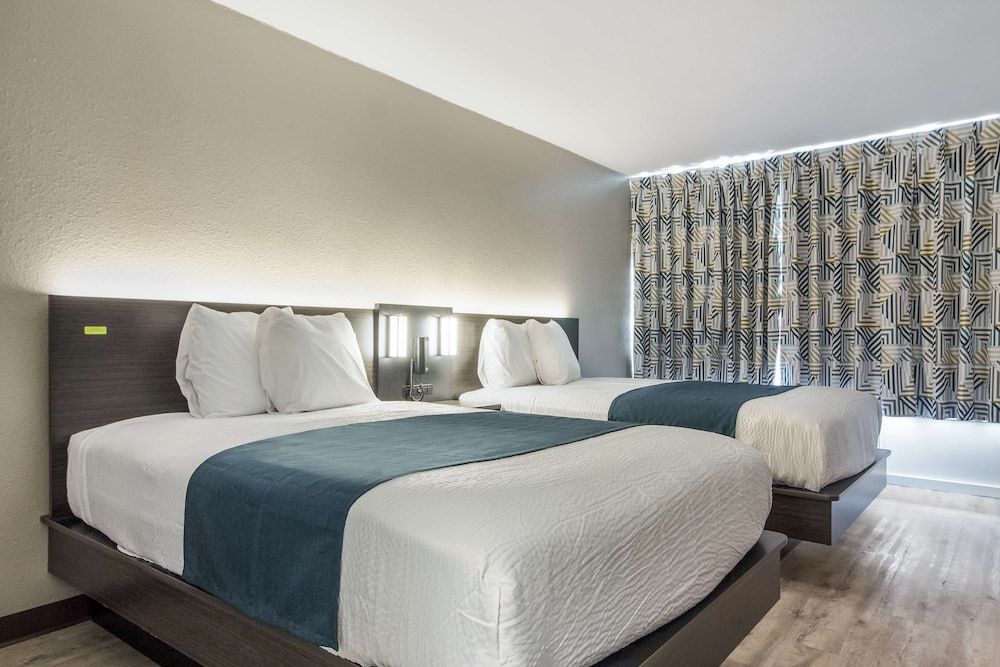 Motel 6 Groves, TX Deluxe Room, 2 Double Beds, Accessible, Non Smoking 5