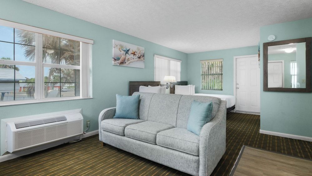 Ocean Court Beachfront Hotel Small Apartment 3