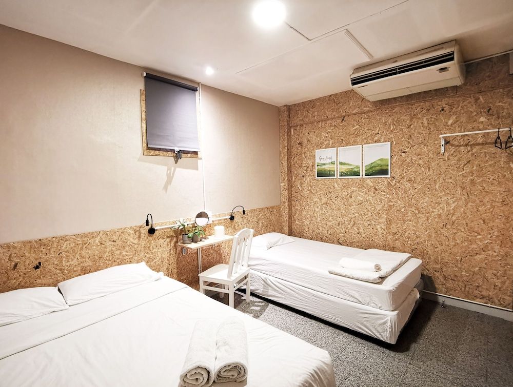 Foresttel.bkk Standard Triple Room 4