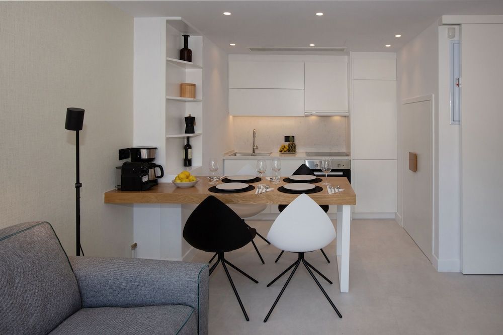 Acropolis Golden Suites by GHH Luxury Penthouse, 1 Bedroom, Jetted Tub, City View (5&6) 15