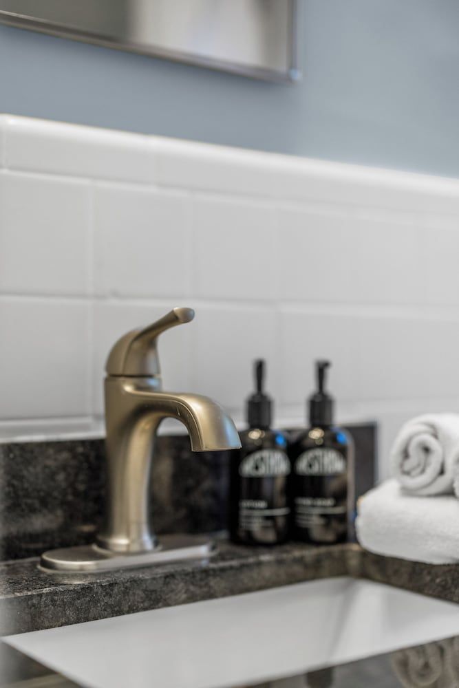 881 Furnished Apartments Deluxe Apartment 16