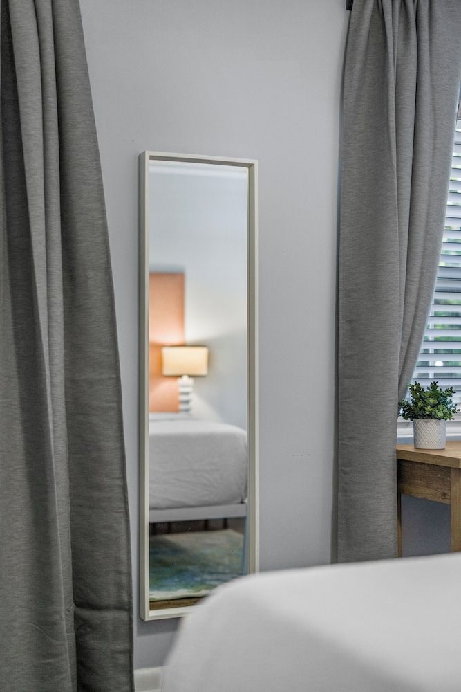 881 Furnished Apartments Deluxe Apartment 28