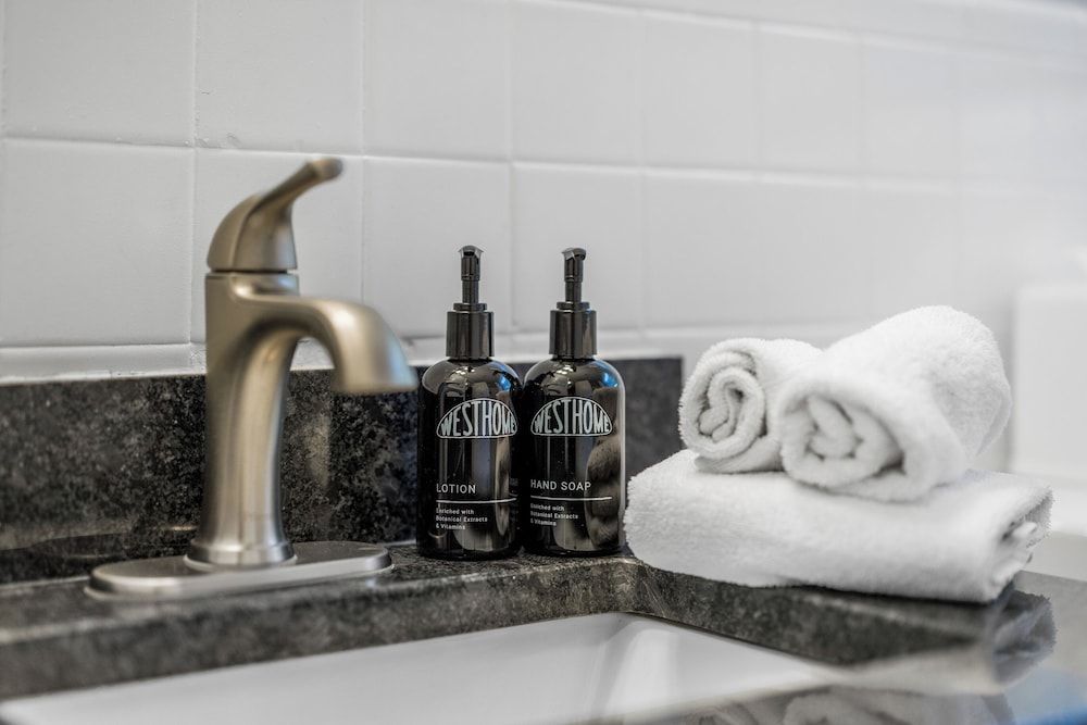 881 Furnished Apartments Deluxe Apartment 17